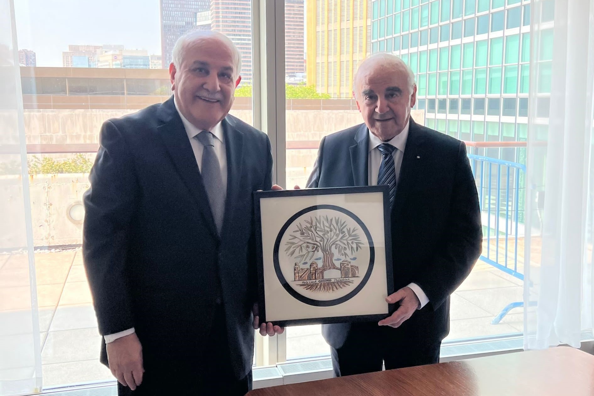 السفير رياض منصور يقدم هدية رمزية للرئيس المالطي جورج فيلا